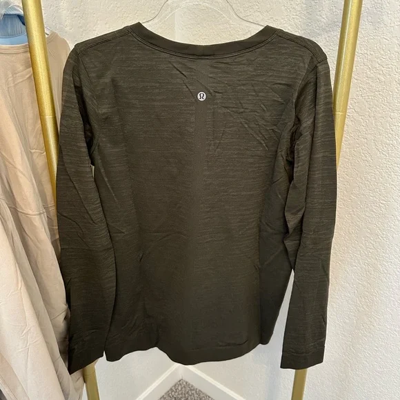 Lululemon Athletica Dark Green Top - Picture 2 of 2